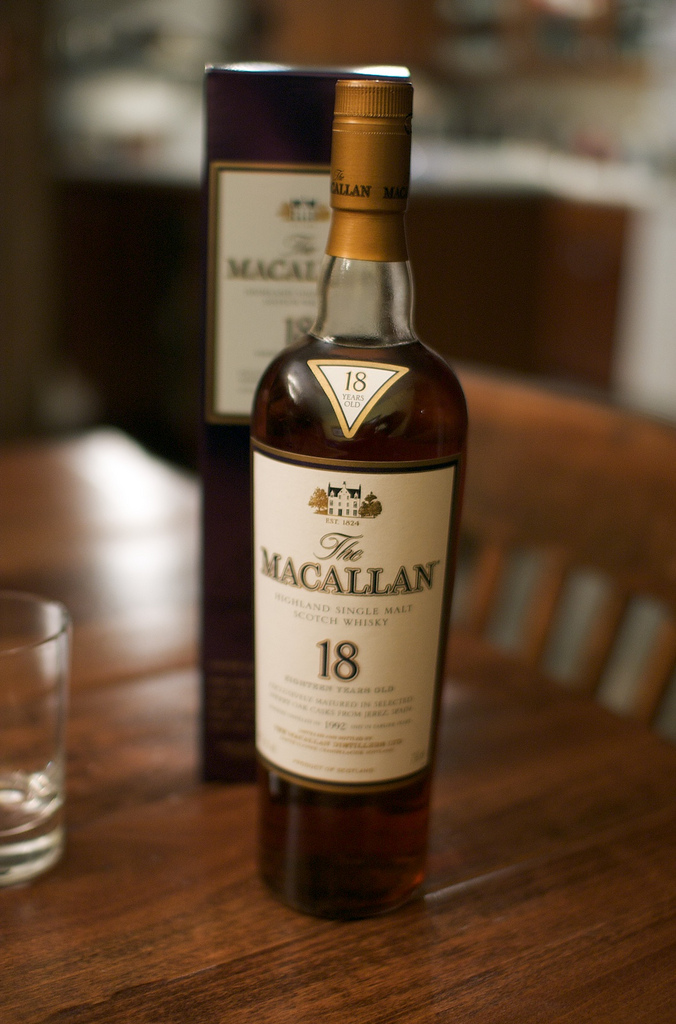 Макаллан 18. Macallan 18. Macallan 18 бутылка. Виски Макаллан на столе. Macallan 12 лет в руке.