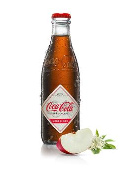 Газированный напиток «Coca Cola Specialty со вкусом Яблоки и Бузина»