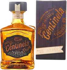 Напиток спиртной «Centinela Anejo» в подарочной упаковке