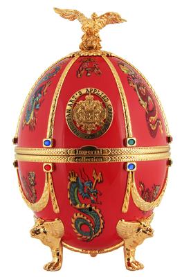 Водка «Императорская Коллекция в футляре в форме яйца Фаберже красного цвета с драконами и птицами» в бархатной коробке