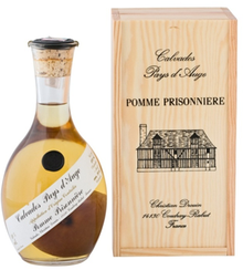 Кальвадос «Calvados Pays d'Auge Pomme Prisonniere» в деревянной коробке