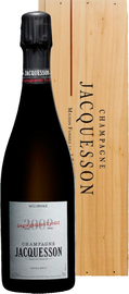Шампанское белое брют «Jacquesson Millesime Degorgement Tardif Brut» 2002 г., в деревянной подарочной упаковке.